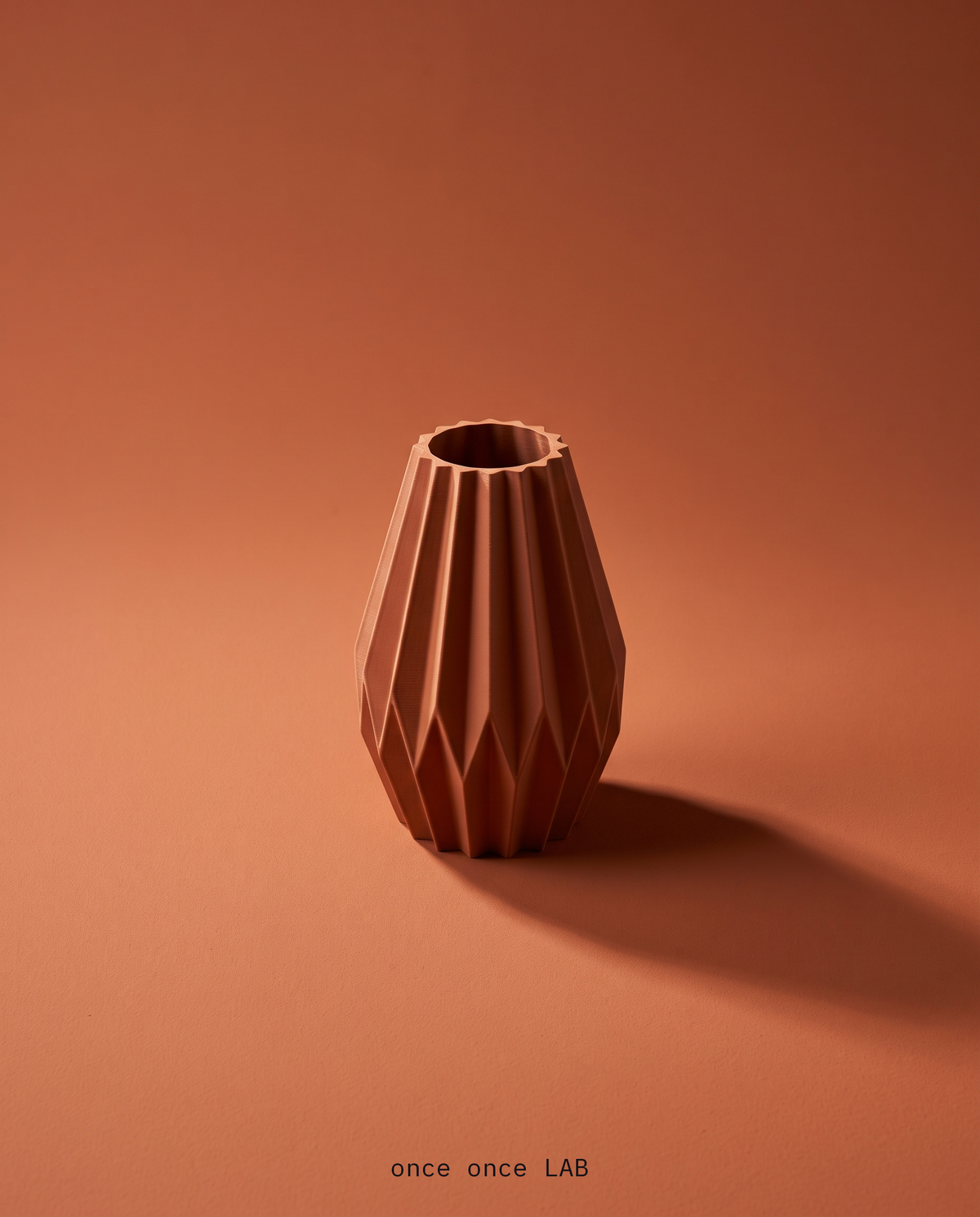 Jarrón Facetado — Acabado Mate que Enamora (Terracota)