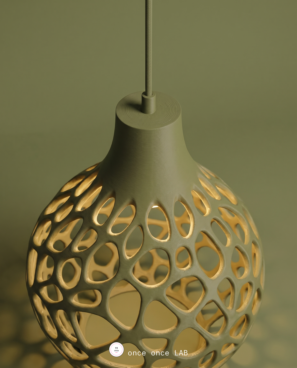 Lámpara Colgante Voronoi — Patrón Calado que Proyecta Luz (Verde)