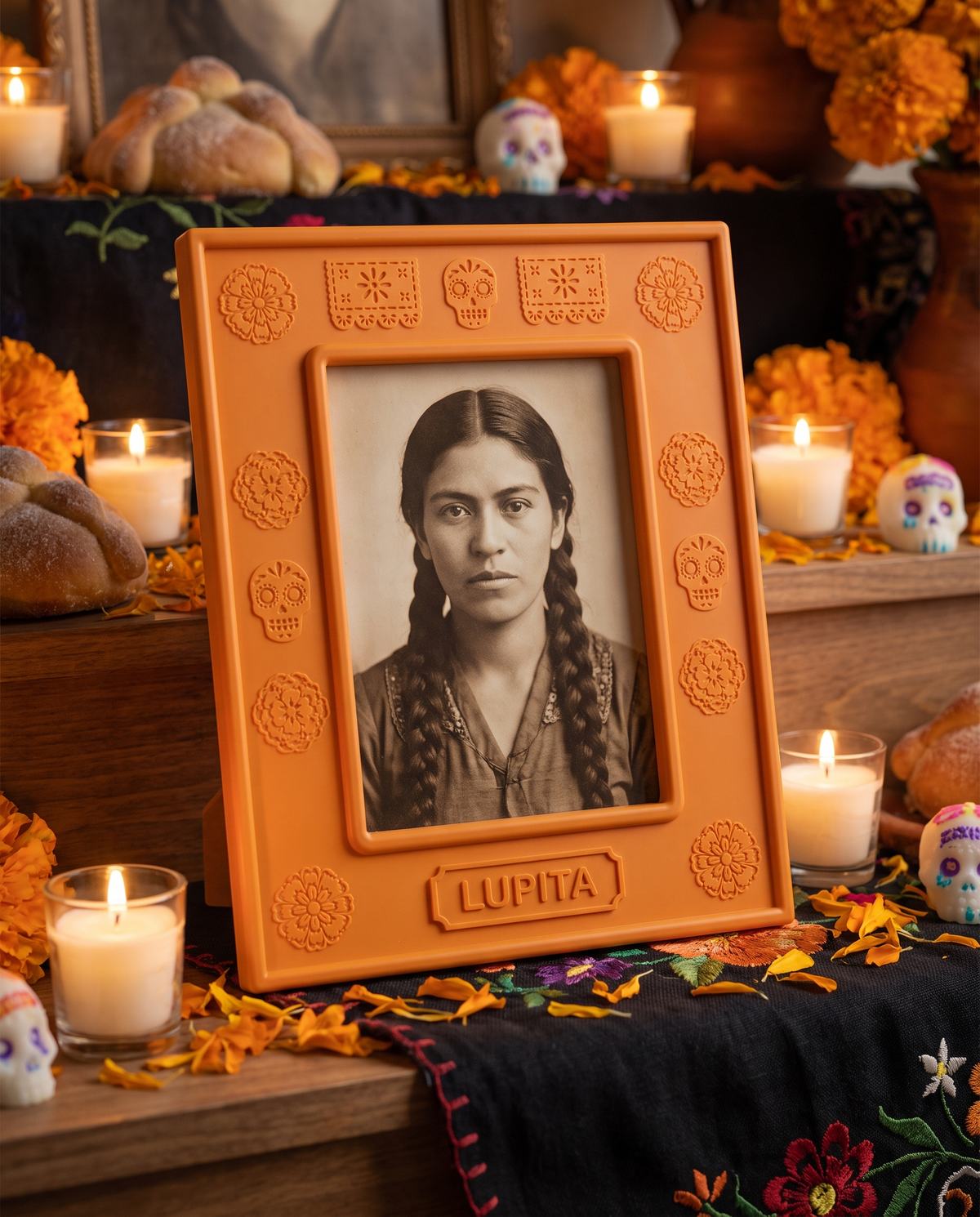 Portarretrato Día de Muertos con Cempasúchil y Papel Picado